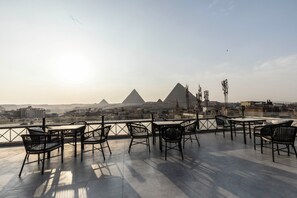 Rooftop terrace - pyramidspavilion (Nazlet El-Semman)