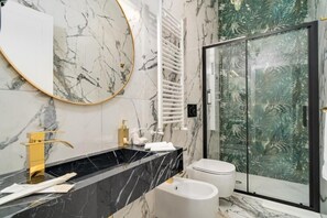Deluxe Double Room, City View | Bathroom shower - Maison 31 Suite Accomodation (Santa Marinella)