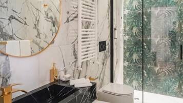 Design Double Room, 1 King Bed, Private Bathroom | Bathroom shower