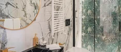 Chambre Design double, 1 trÚs grand lit, salle de bain privée | Douche de la salle de bain