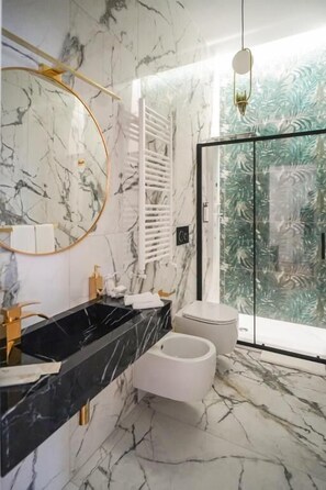 الدش داخل الحمام