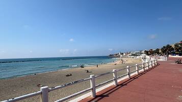 Playa en los alrededores, playa de arena blanca, camastros y sombrillas