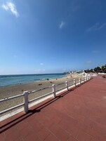 Una spiaggia nelle vicinanze, sabbia bianca, lettini da mare, ombrelloni