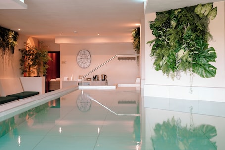 Indoor pool, seasonal outdoor pool. Hotiday Toscana Riparbella