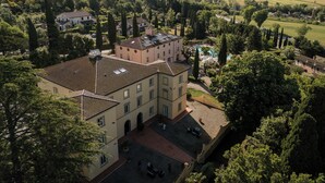 A large, historic building with multiple floors and a courtyard. - Hotiday Toscana Riparbella (Riparbella)