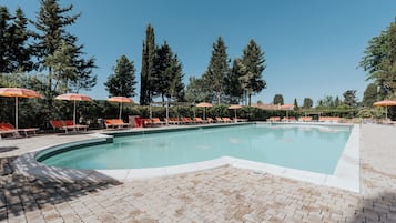 Piscine couverte, piscine extérieure (ouverte en saison)