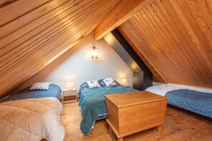 2 bedrooms, iron/ironing board, WiFi