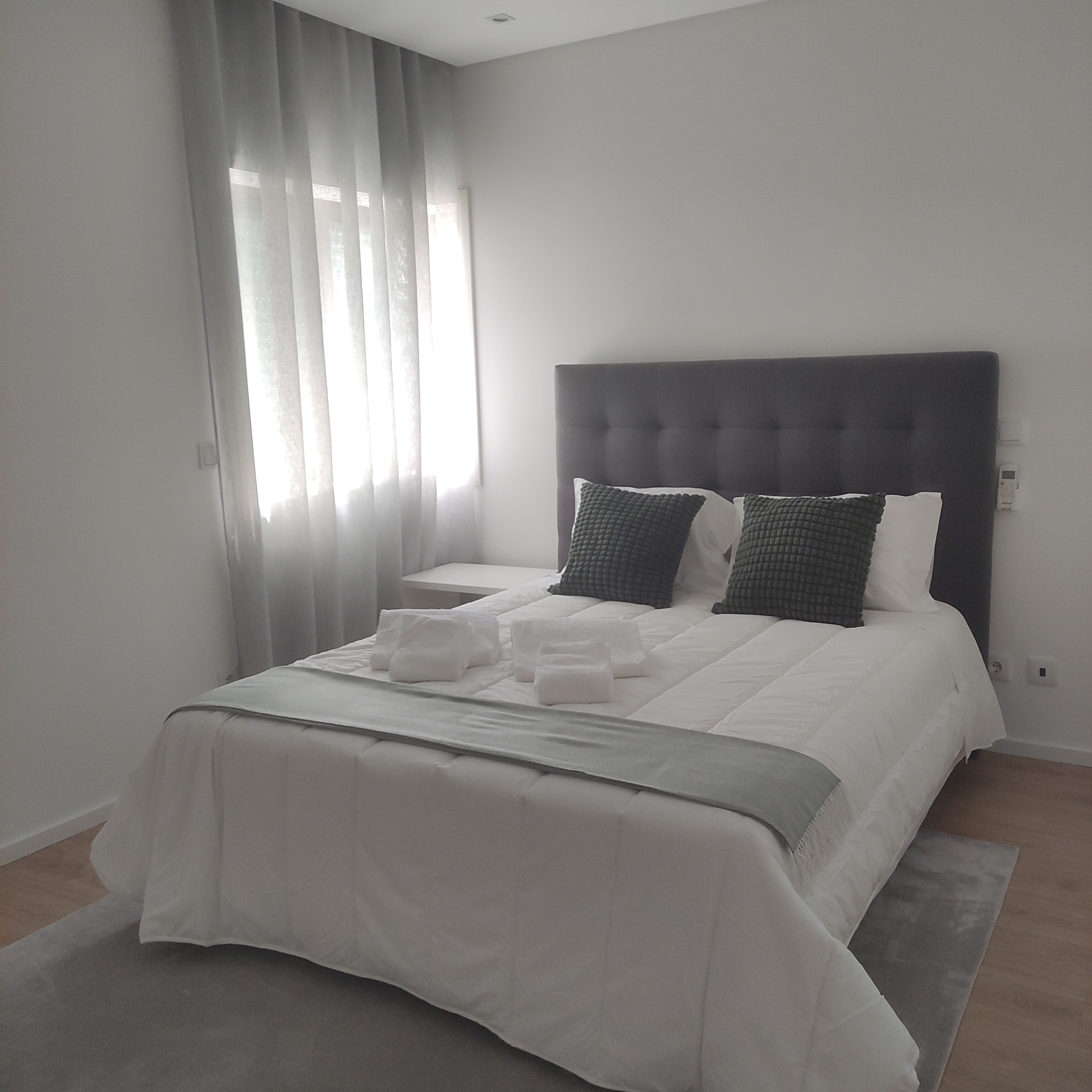 Planxa i posts de planxar, wifi i roba de llit 