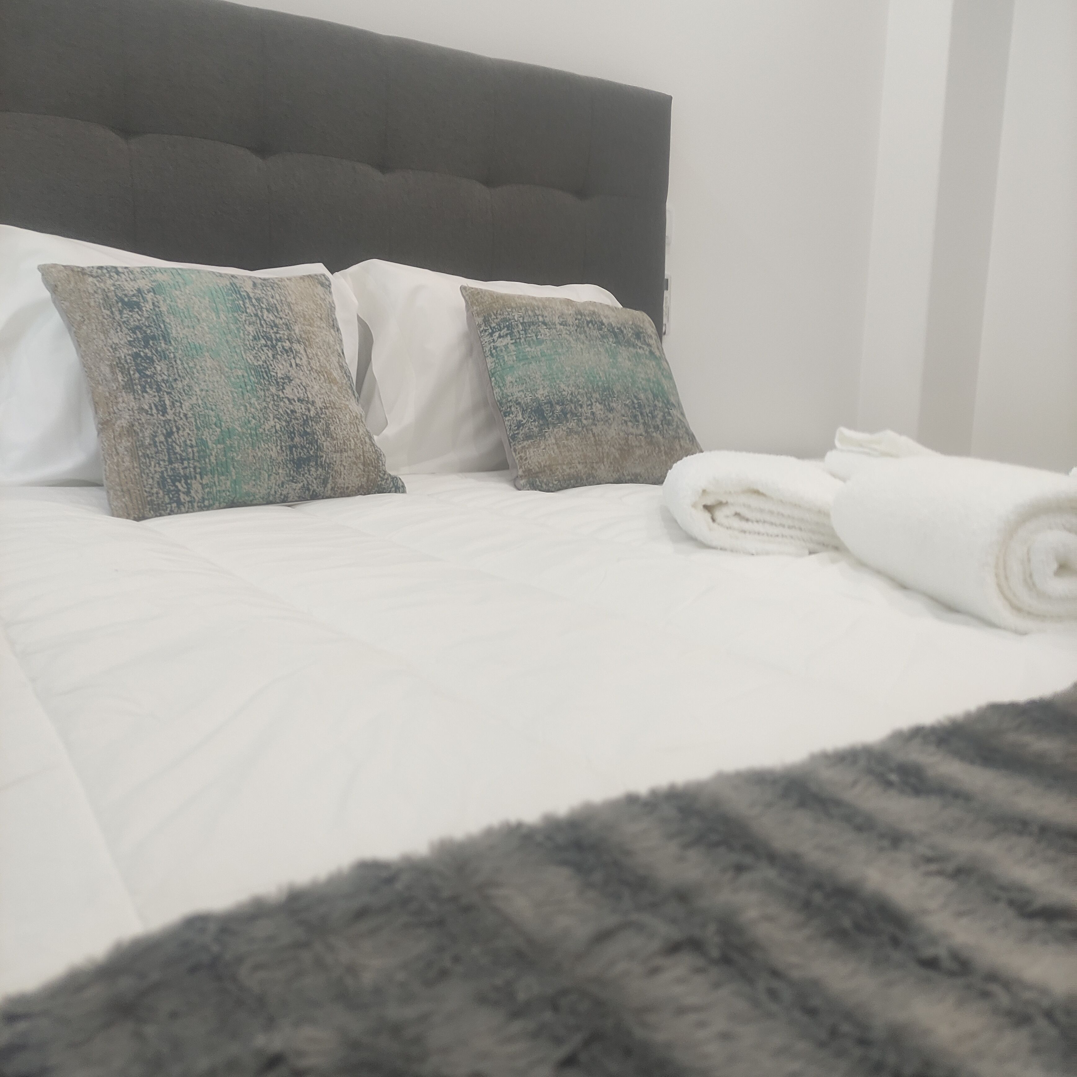 Planxa i posts de planxar, wifi i roba de llit 