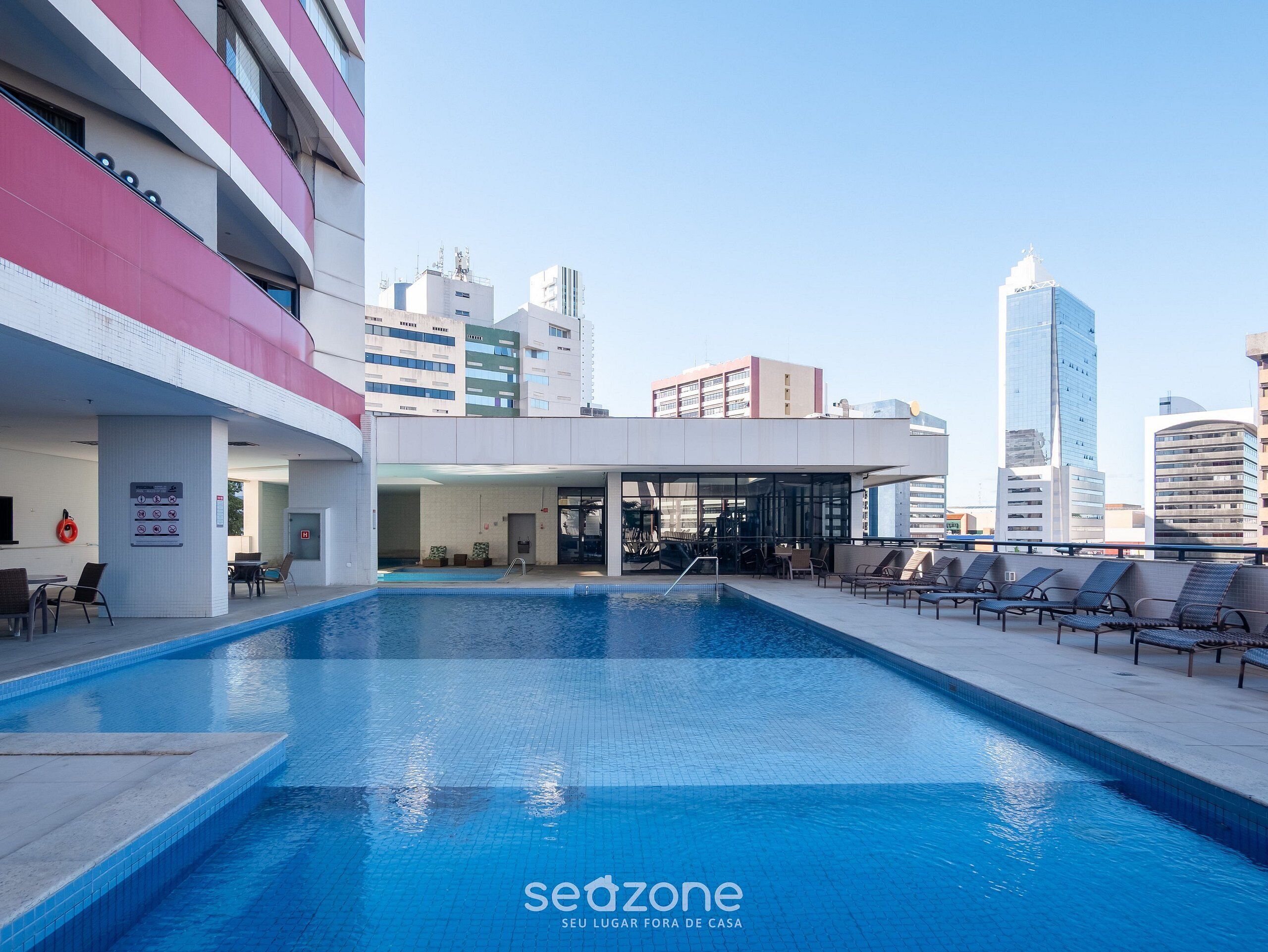 Una piscina techada, una piscina al aire libre