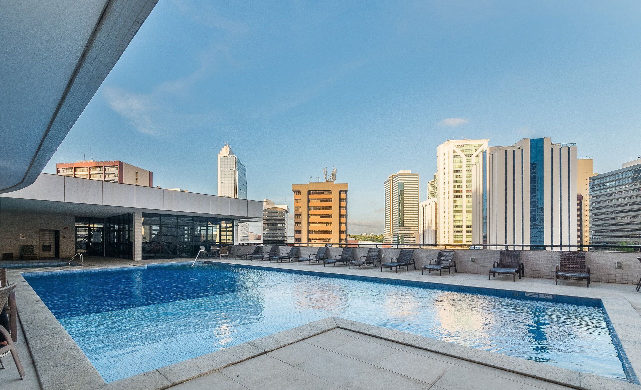 สระว่ายน้ำในร่ม, สระว่ายน้ำกลางแจ้ง