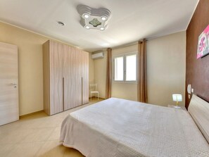 5 bedrooms, iron/ironing board, WiFi, bed sheets