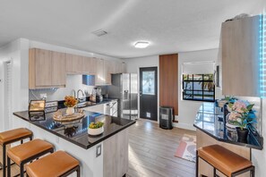 Fridge, microwave, oven, stovetop - 15 Min to Beach|10 Min to Airport|Relax in Private LED Pool|Hot Tub & Sand Court (Fort Lauderdale)