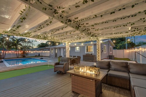 15 Min to Beach|10 Min to Airport|Relax in Private LED Pool|Hot Tub & Sand Court