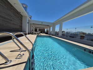 Outdoor pool - Oasis Suites Santiago (Santiago)