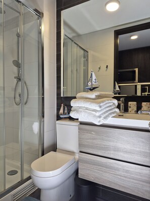 Luxury Studio Suite | Bathroom | Shower, hair dryer, towels, soap - Oasis Suites Santiago (Santiago)