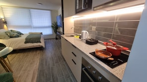 Luxury Room | Private kitchen | Fridge, microwave, cookware/dishes/utensils