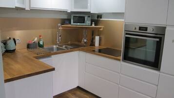 Kühlschrank, Mikrowelle, Ofen, Geschirrspüler