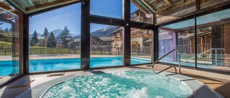 Utomhuspool och uppvärmd pool