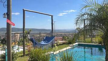 Piscina externa, espreguiçadeiras