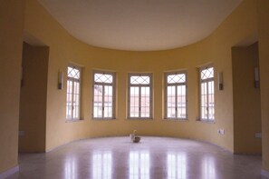 المنشأة من الداخل