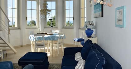 Apartment with wonderful sea view and direct access to the sea