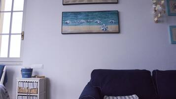 Een televisie, een dvd-speler en boeken