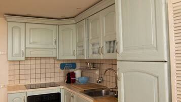 Een koelkast, een magnetron, een oven, een kookplaat