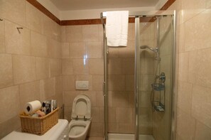 シャワー、ヘアドライヤー、ビデ、タオル