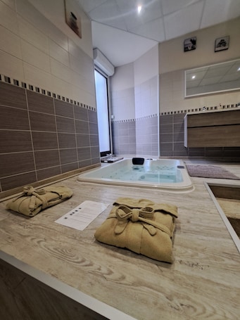 Spa. Love Room in Agde on the banks of the Rhône.