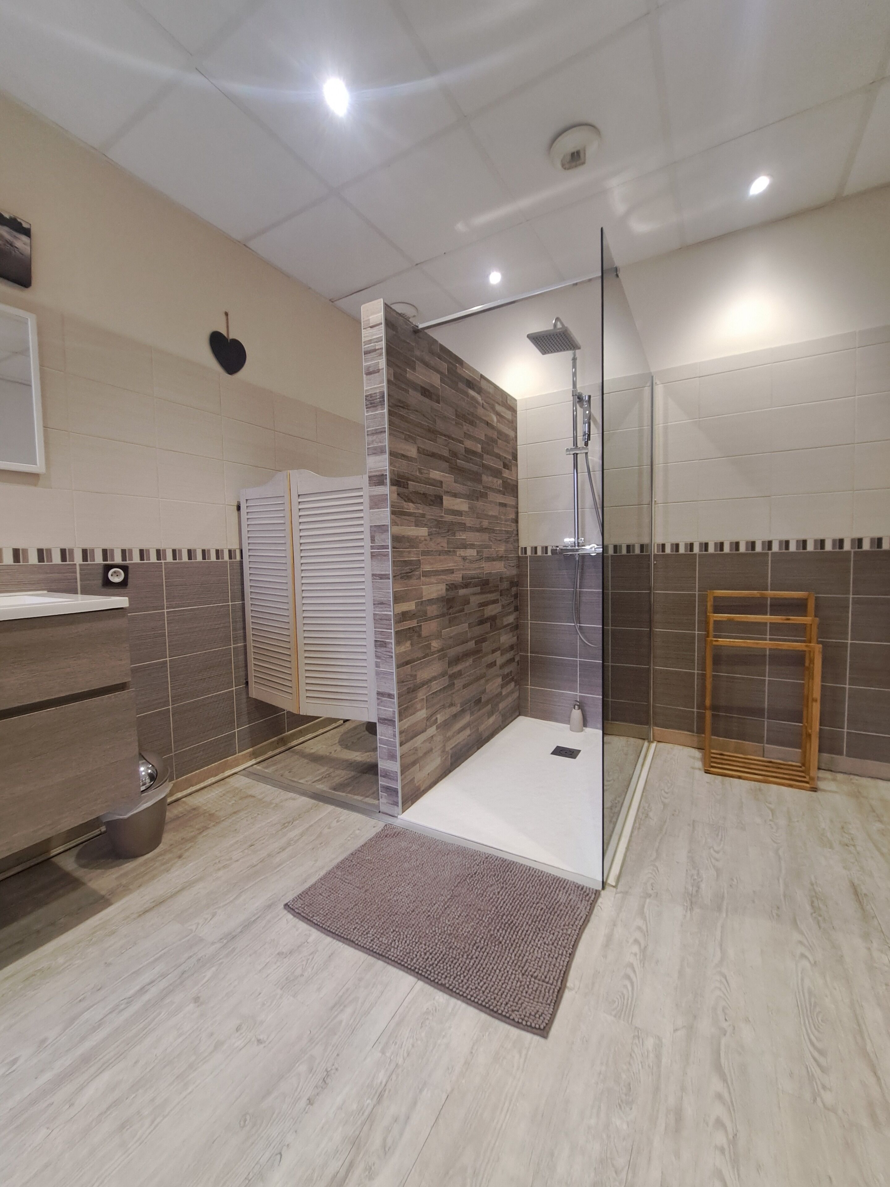 Douche, baignoire à jets, sèche-cheveux, serviettes fournies