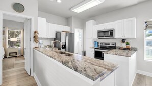 Private kitchen - Remodeled & New to VRBO 2026! Crystal Beach,Community pool, 3 blocks to beach (Destin)