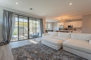 TV - Cozy 4 bedroom home in Phoenix, in gated community! (Phoenix)