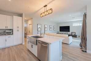 Interior - Cozy 4 bedroom home in Phoenix, in gated community! (Phoenix)