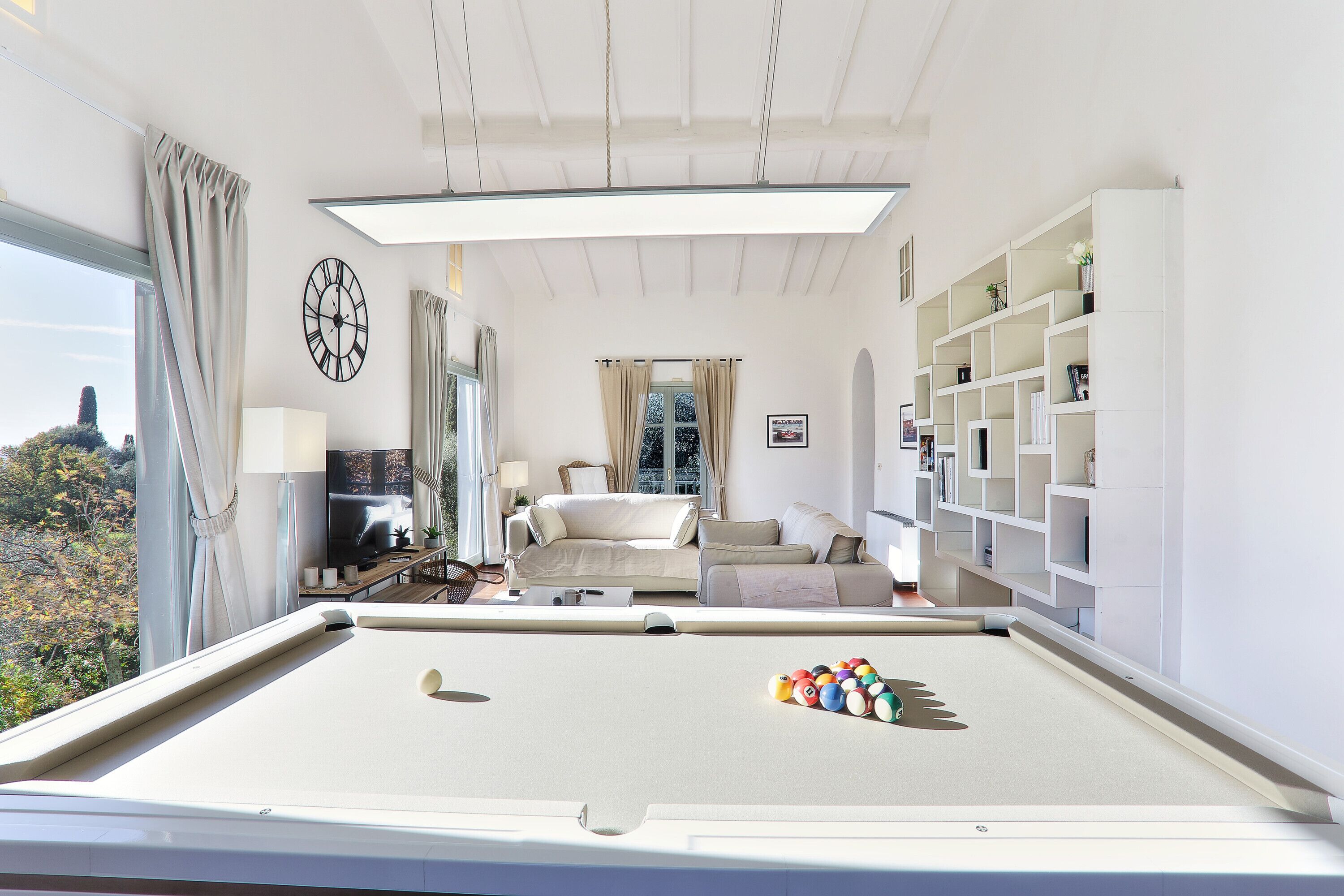 Télévision, cheminée, jeux vidéo, table de tennis de table