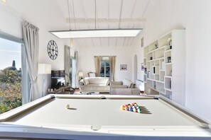 Televisión, chimenea, videojuegos, mesa de ping pong