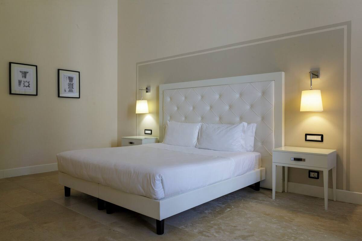 Habitación Deluxe con 1 cama matrimonial o 2 individuales | Minibar, caja de seguridad en la habitación y cunas gratuitas