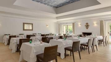 Desayuno buffet (EUR 15 por persona)
