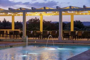 Una piscina al aire libre de temporada