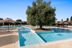 Una piscina al aire libre de temporada