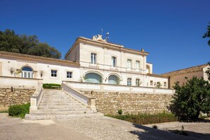 Vista frontal de la propiedad