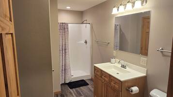 Dutxa, assecador de cabells, tovalloles i sabó