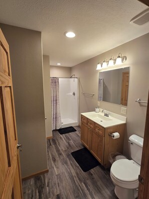 Ducha, secador de pelo, toallas y jabón