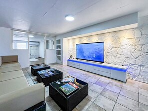 TV - Villa Spinoza: Lux Pool, Garden, Retreat & Beach (Guana Bay Beach, Philipsburg)