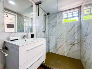 Shower, hair dryer, towels, soap - Villa Spinoza: Lux Pool, Garden, Retreat & Beach (Guana Bay Beach, Philipsburg)