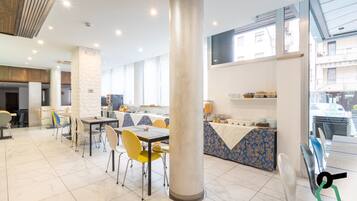 Dagelijks ontbijtbuffet (EUR 12 per persoon)