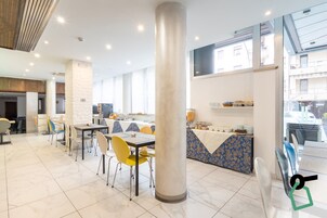 Se ofrece un desayuno bufé todos los días (por un coste adicional)