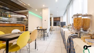 Frukostbuffé varje dag (EUR 12 per person)