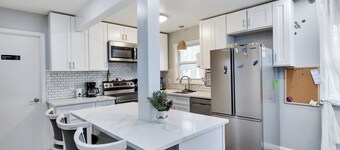 Charming poconos chalet with 3-bedroom and scenic views, Cozy mountain retreat.