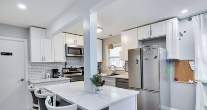 Charming poconos chalet with 3-bedroom and scenic views, Cozy mountain retreat.